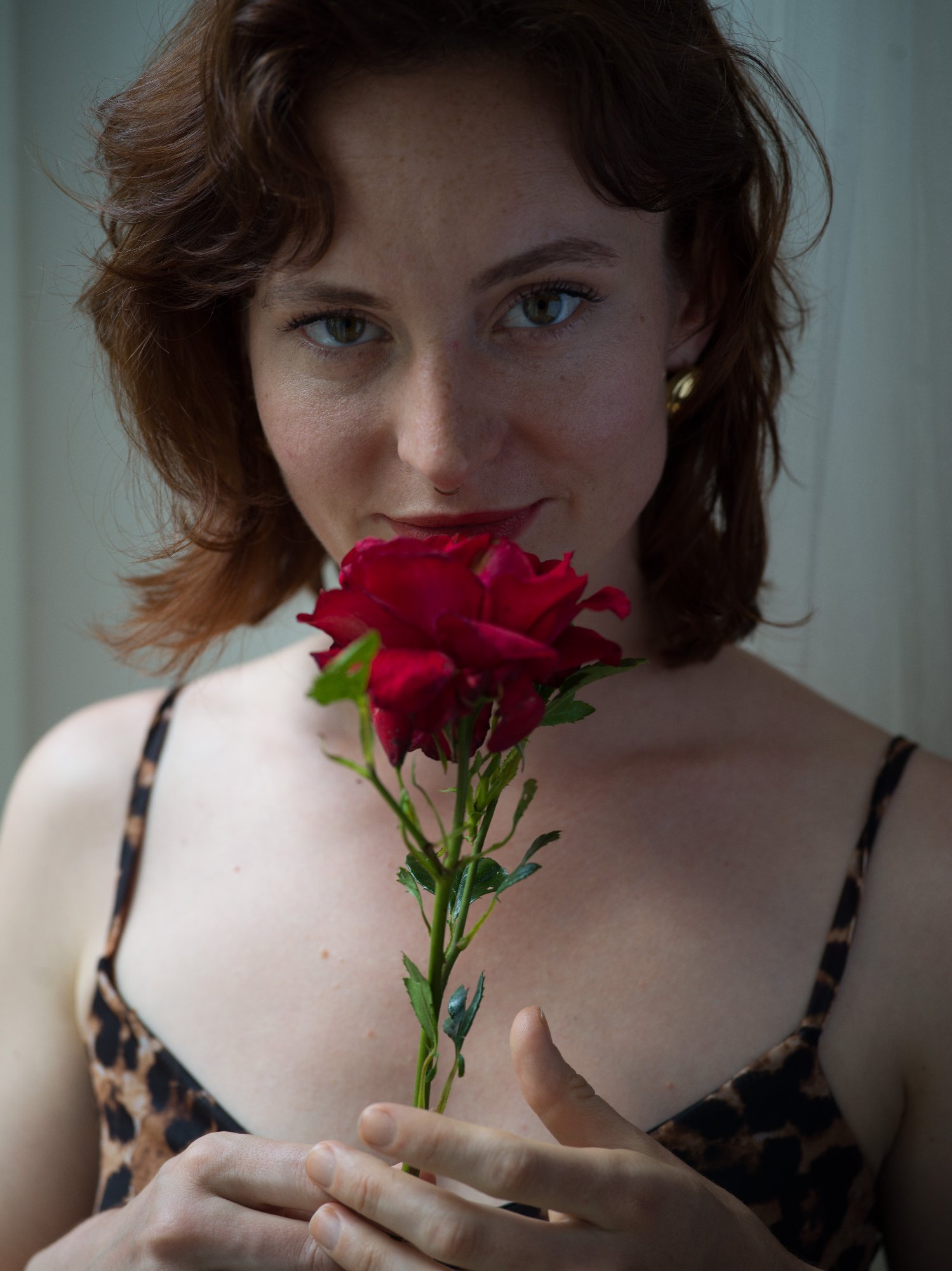 Porträt von Daniela Taeger mit einer roten Rose